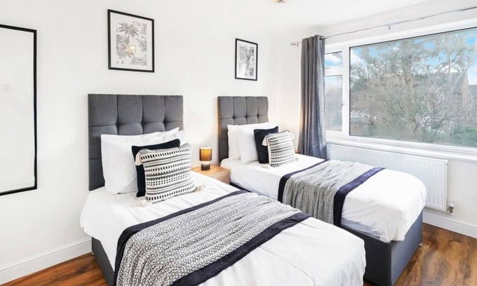Rushmoor District House | Cozy 3 Bed House for Contractors/Family, Parking