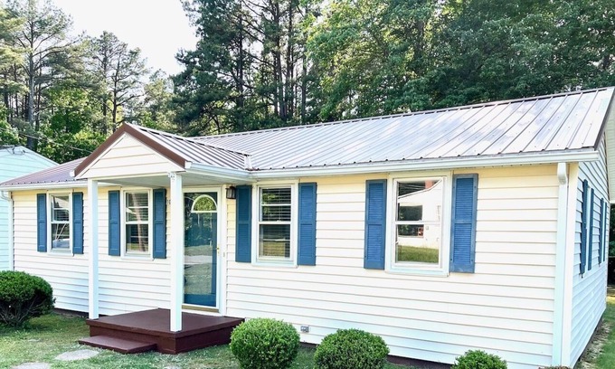 La Crosse House | Cozy 3 Bedroom / 1.5 Bath House Close to Everything!