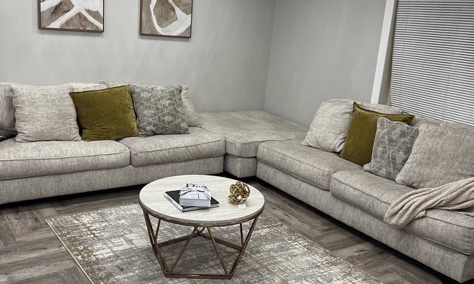 Tamarac House | Cozy 3 bedroom 1.5 bathroom modern kitchen and a private pool