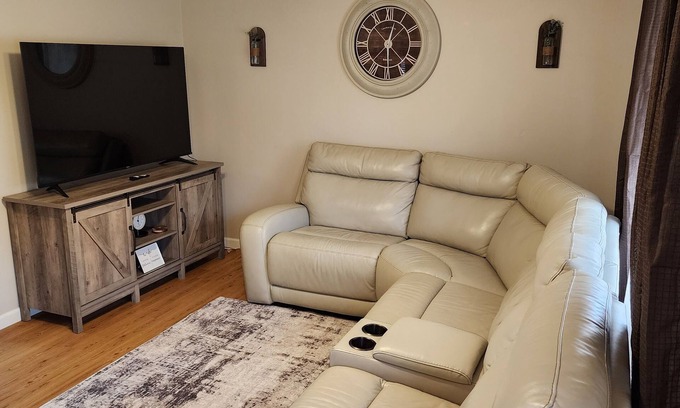 Urbana House | Cozy 3 bedroom/1 bathroom home