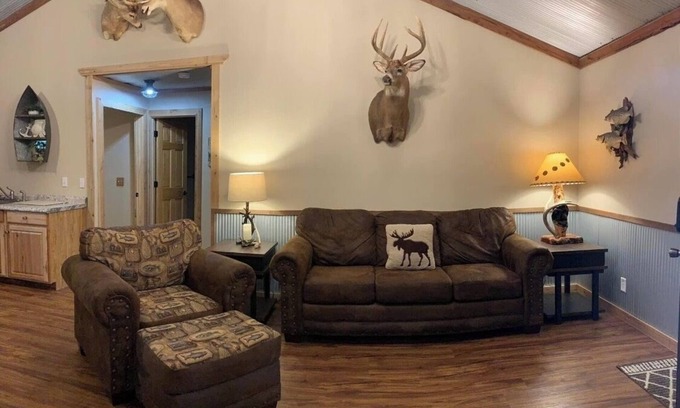 Independence Cabin | Cozy 3-bedroom, 2 bath cabin in charming neighborhood near Sardis Lake, Como, MS