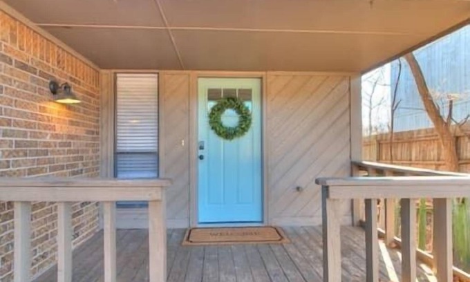 Edmond House | Cozy 3 Bedroom/2 Bath Duplex in Central Edmond w/Double Garage