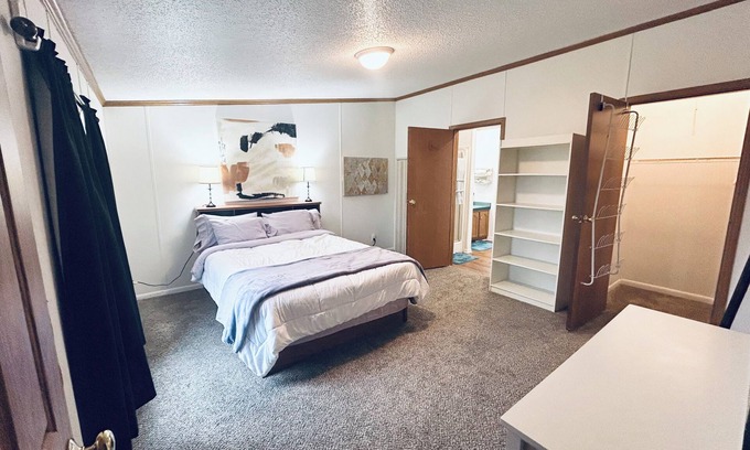 Bryan House | Cozy 3 Bedroom/2 Bath