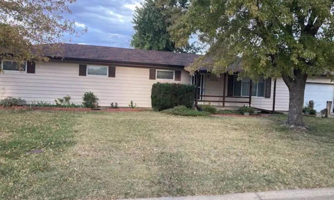 Russell House | Cozy 3-bedroom 2 bathroom house