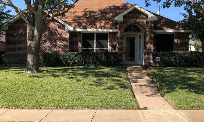 Glenn Heights House | Cozy 3 Bedroom - 2 Bathroom home w/enclosed patio