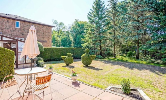 Highland Creek House | Cozy 3 Bedroom Bungalow | Prime Location