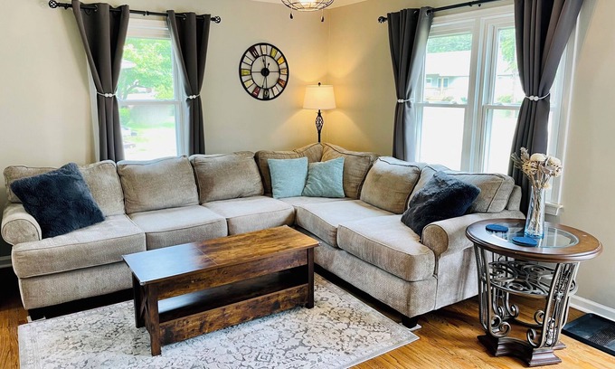 Pontiac House | Cozy 3 bedroom Bungalow near Auburn Hills