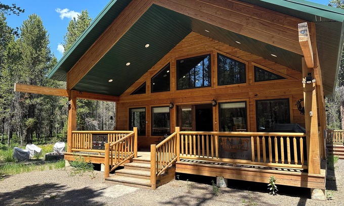 Island Park Cabin | Cozy 3-bedroom cabin with WiFi in soothing Island Park
