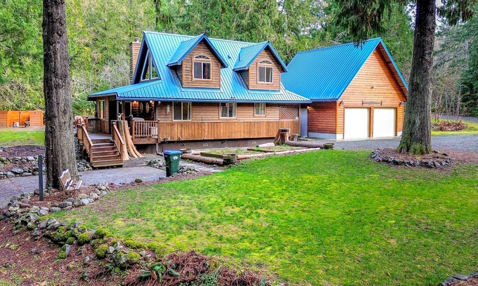 Packwood Cabin | Cozy 3 bedroom cabin-with sounds of the creek and river.