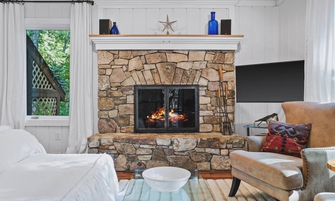 Nellysford Cabin | Cozy 3-bedroom cabin with Hot tub, WiFi, hiking, skiing, Wintergreen Resort!