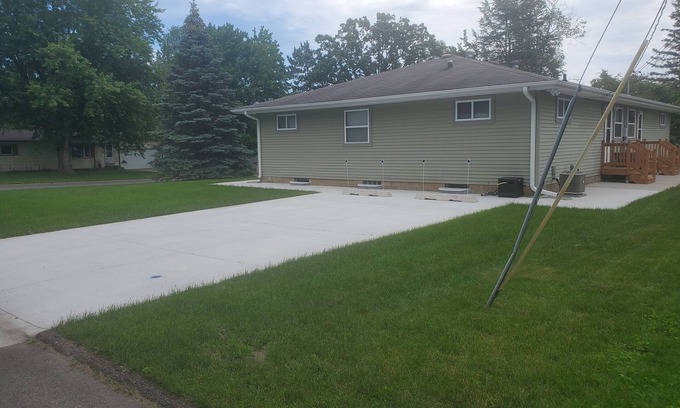 Eau Claire Condo | Cozy 3-bedroom condo with AC and WiFi in enjoyable Eau Claire