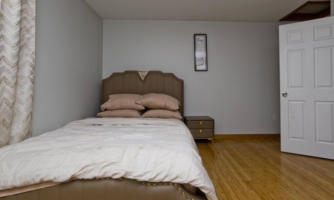 Springfield House | Cozy 3-bedroom Duplex2 in beautiful Springfield with WiFi, central AC