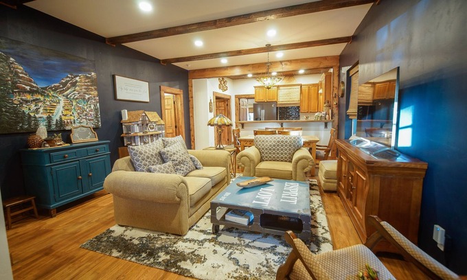 Delta House | Cozy 3-Bedroom Grand Chalet in Delta, Colorado