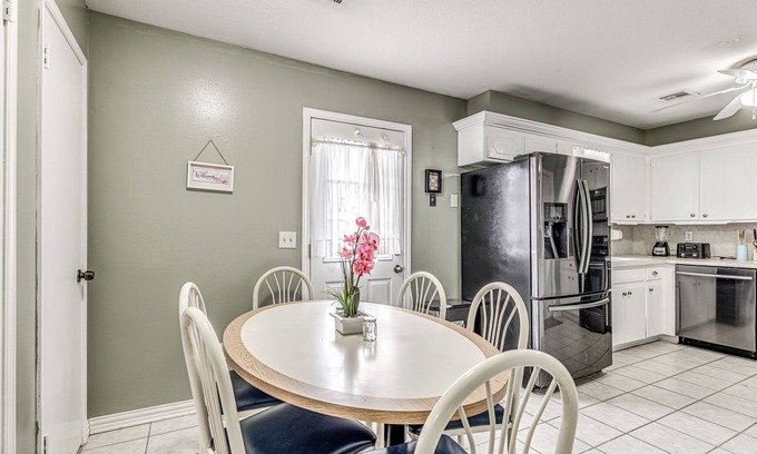 South Oklahoma City House | COZY 3 BEDROOM HOUSE NEAR WILL ROGERS INTERNATIONAL AIRPORT AND DOWNTOWN OKC