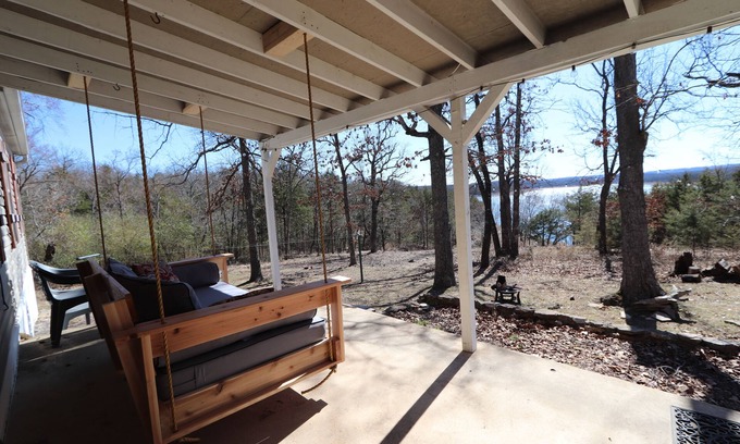 Protem House | Cozy 3-bedroom home on beautiful Bull Shoal with WiFi, AC
