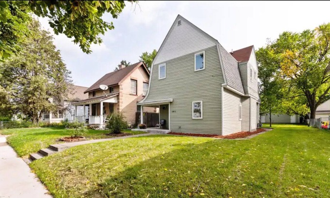 Northeast Minneapolis Arts District House | Cozy 3-bedroom Home in NE Historic Arts District