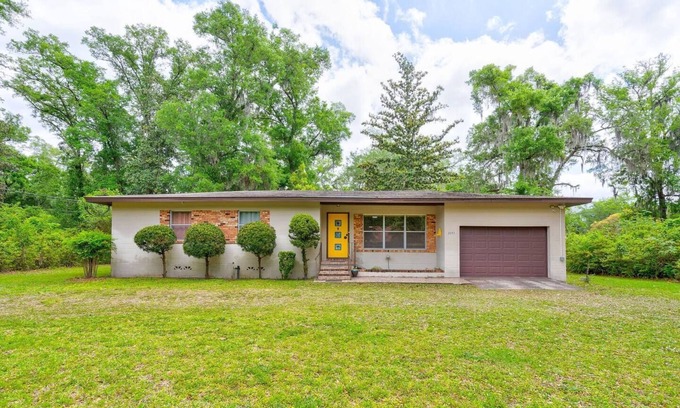 Orange Park House | Cozy 3-bedroom home with WiFi, AC in charming quiet part of Orange Park.