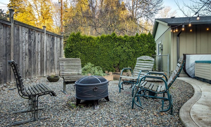 Oak Grove House | Cozy 3 bedroom home with Hot Tub and Ping Pong table, 20 Mins to DT Portland