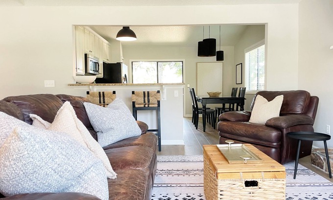 Southside House | Cozy 3-bedroom house with WiFi, AC in awesome Jacksonville