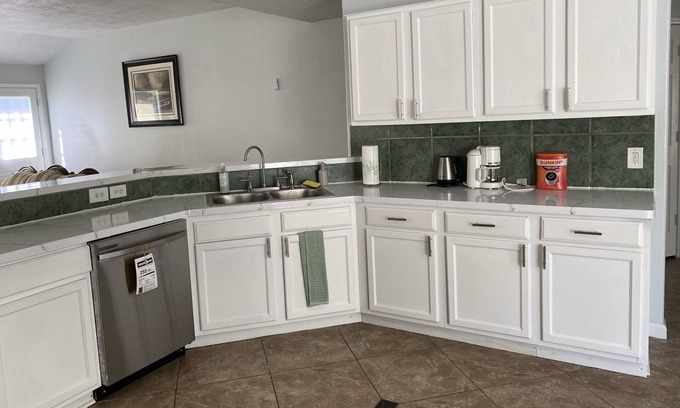 Clodine House | Cozy 3 bedroom house, 5-15 min to Katy, Asian town, and more...