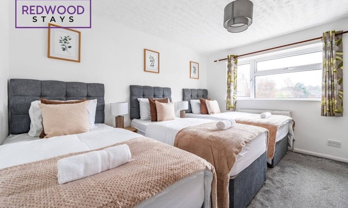 Camberley House | Cozy 3 Bedroom House in Camberley, Free Parking