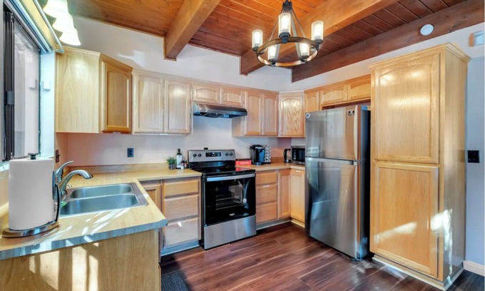 Woodlands House | Cozy 3-bedroom house in Big Bear with WiFi, Hot Tub, and outdoor Fire Place