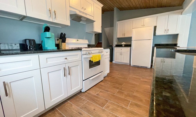 Elyria House | Cozy 3 bedroom house in a nice neighborhood