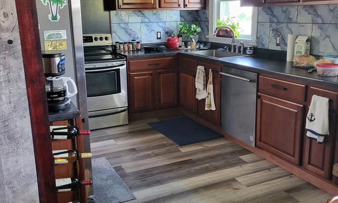 Lena House | Cozy 3 bedroom house off the Historical Stage Couch Trail in Lena Ill