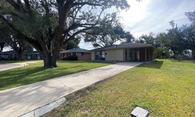 LaPlace House | Cozy 3-bedroom house with WiFi in quiet neighborhood
