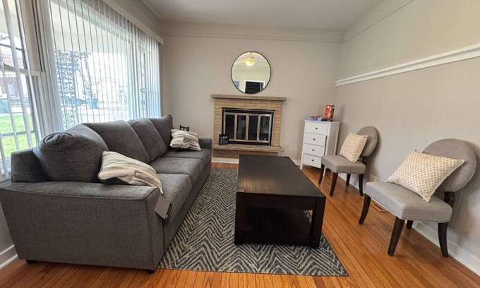 Libertyville House | Cozy 3 bedroom in DT Libertyville Near Naval Base!