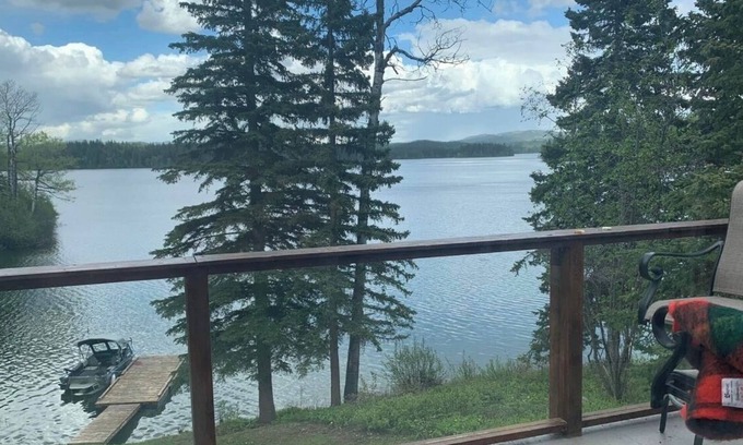 Bridge Lake Cabin | Cozy 3-bedroom lakefront cabin with WiFi