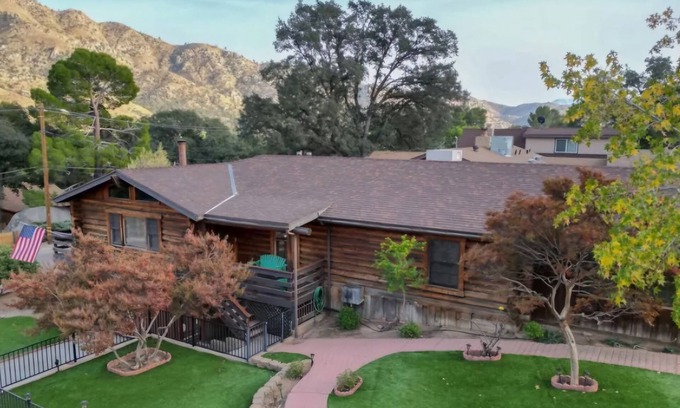 Kernville Cabin | Cozy 3-Bedroom Log Cabin in beautiful Kernville with WiFi, AC