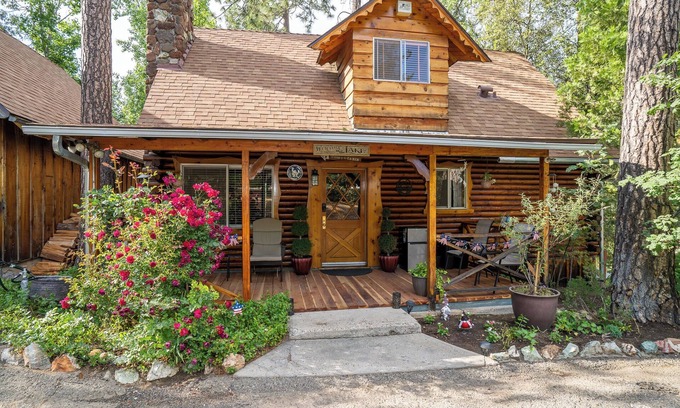 Oakhurst Cabin | Cozy 3-bedroom log Cabin. Just minutes away from Bass Lake.
