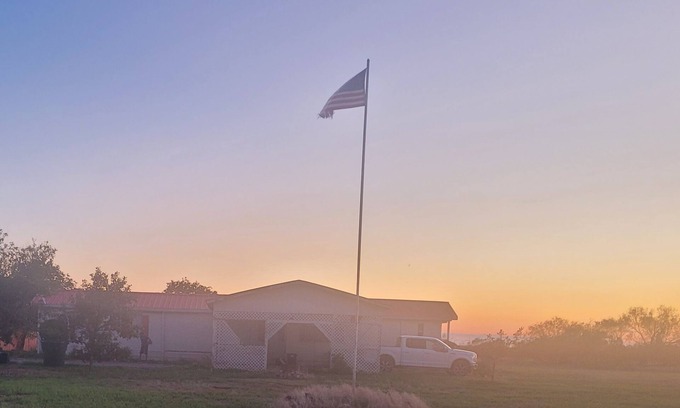 Odell House | Cozy 3-bedroom mobile home with WiFi, AC, game room just outside of Eldorado.
