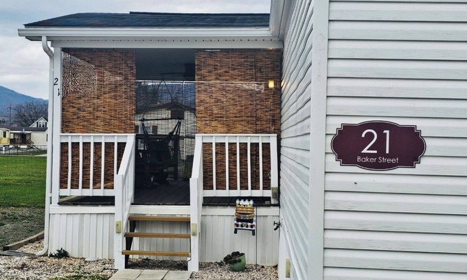 Moorefield House | Cozy 3 bedroom modern mobile home in charming Moorefield with WiFi