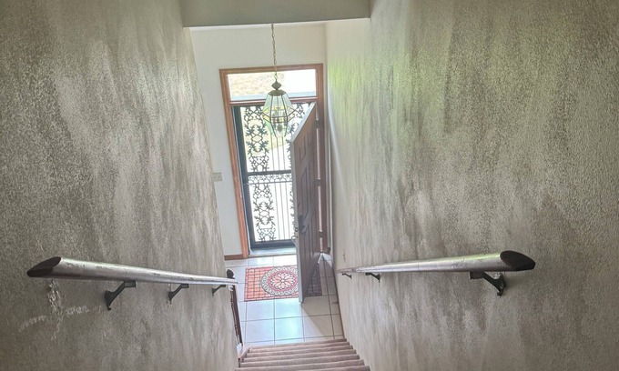 Rockford House | Cozy 3 Bedroom town house right by Rockfork university.