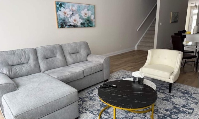 London House | Cozy 3 Bedroom Townhome near Hyde Park Mall & Western University