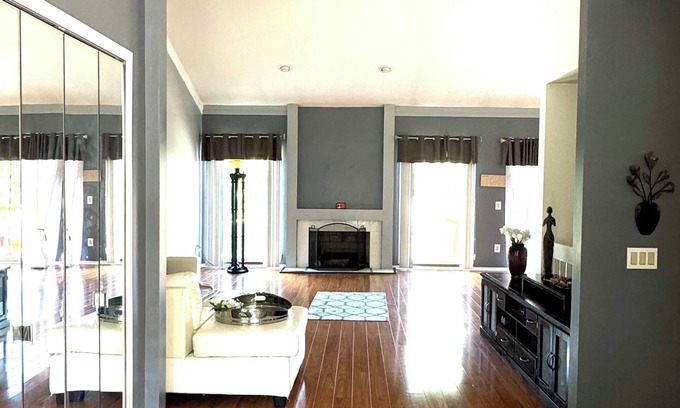 Farmington Hills Condo | Cozy 3-bedroom condo with WiFi and fitness in delightful Farmington Hills