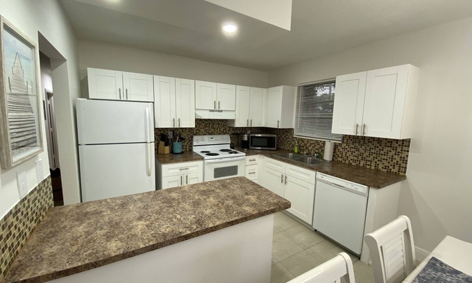 Sailboat Bend Apartment | Cozy 3 Bedroom Apartment Nestled In Tranquil Sailboat Bend!