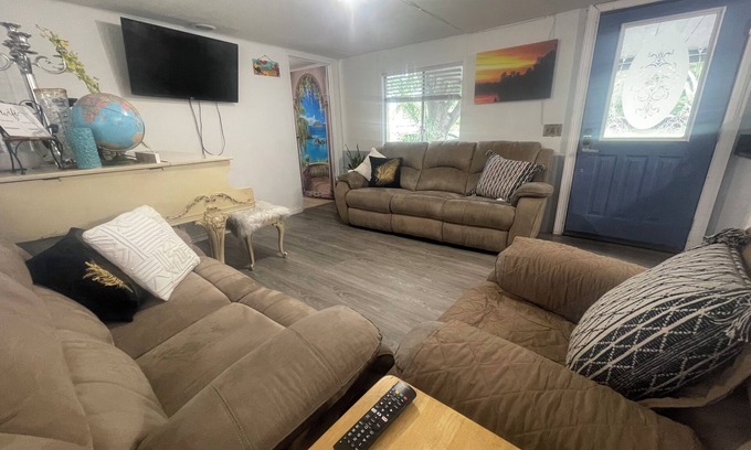 Bearss Plaza House | Cozy 3-bedrooms manufacturer home in soothing Lutz with WiFi, AC