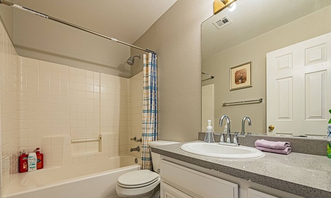 Sunrise Manor House | Cozy 3 Bedrooms with huge backyard and patio