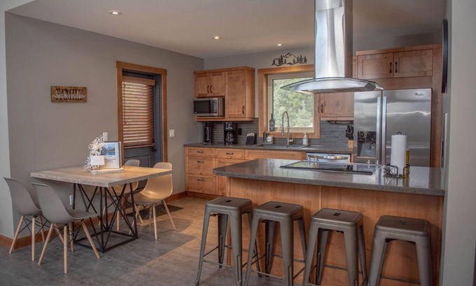 East Kootenay House | Cozy 3 BR Home | Mountain Views | Private Beach |Lake Access