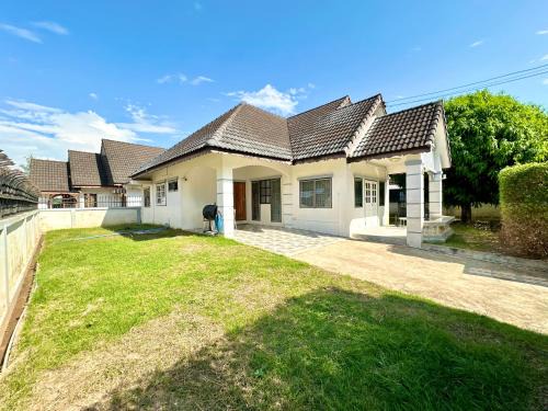 Tha Sala House | Cozy 3 BR house & green lawn near Airport & Old town