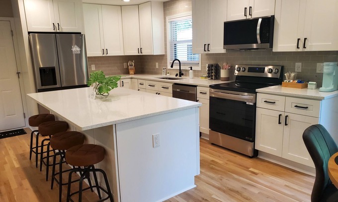 Peachtree City House | Cozy 3 BR in center of town w/work space. Walking distance to main attractions