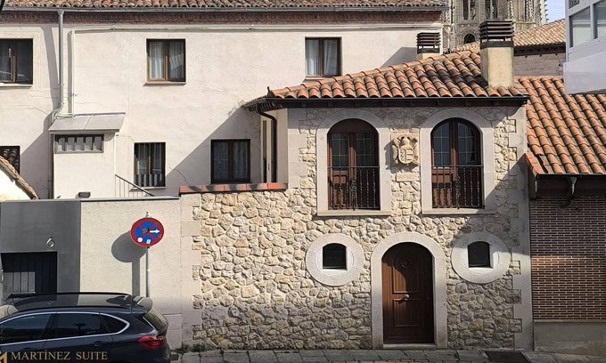 Burgos House | Cozy 3-story house 2 minutes from the Cathedral! Ideal for families and groups