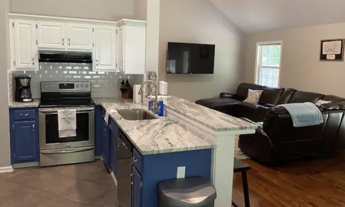 Winchester House | Cozy 3b/2b home in Winchester 1.4 miles from Twin Creeks marina!