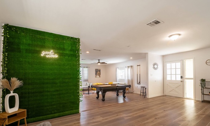 Arlington South House | Cozy 3B/2B home w/ Insta-worthy billiard table near Disneyland, Beaches, & more!