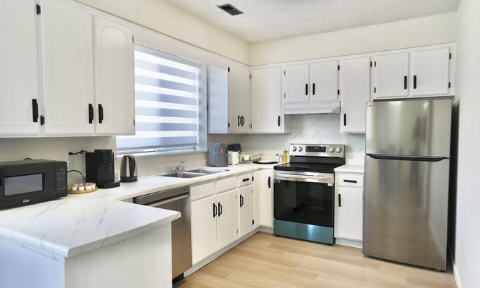 Knight House | Cozy 3B Home in Prime Location w/2 Free Parking