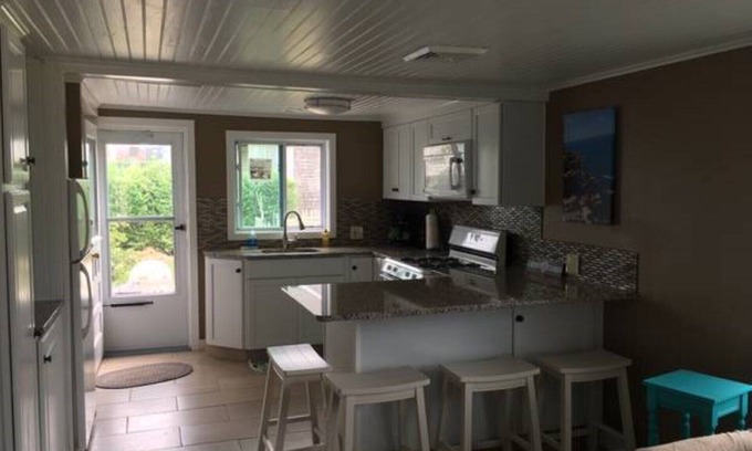 Matunuck Cottage | Cozy 3BDR Matunuck Beach Cottage