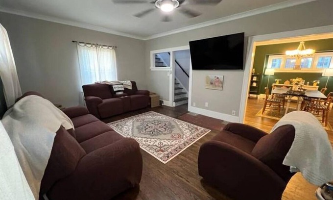 Bedford House | Cozy 3BR farmhouse retreat with fenced back yard